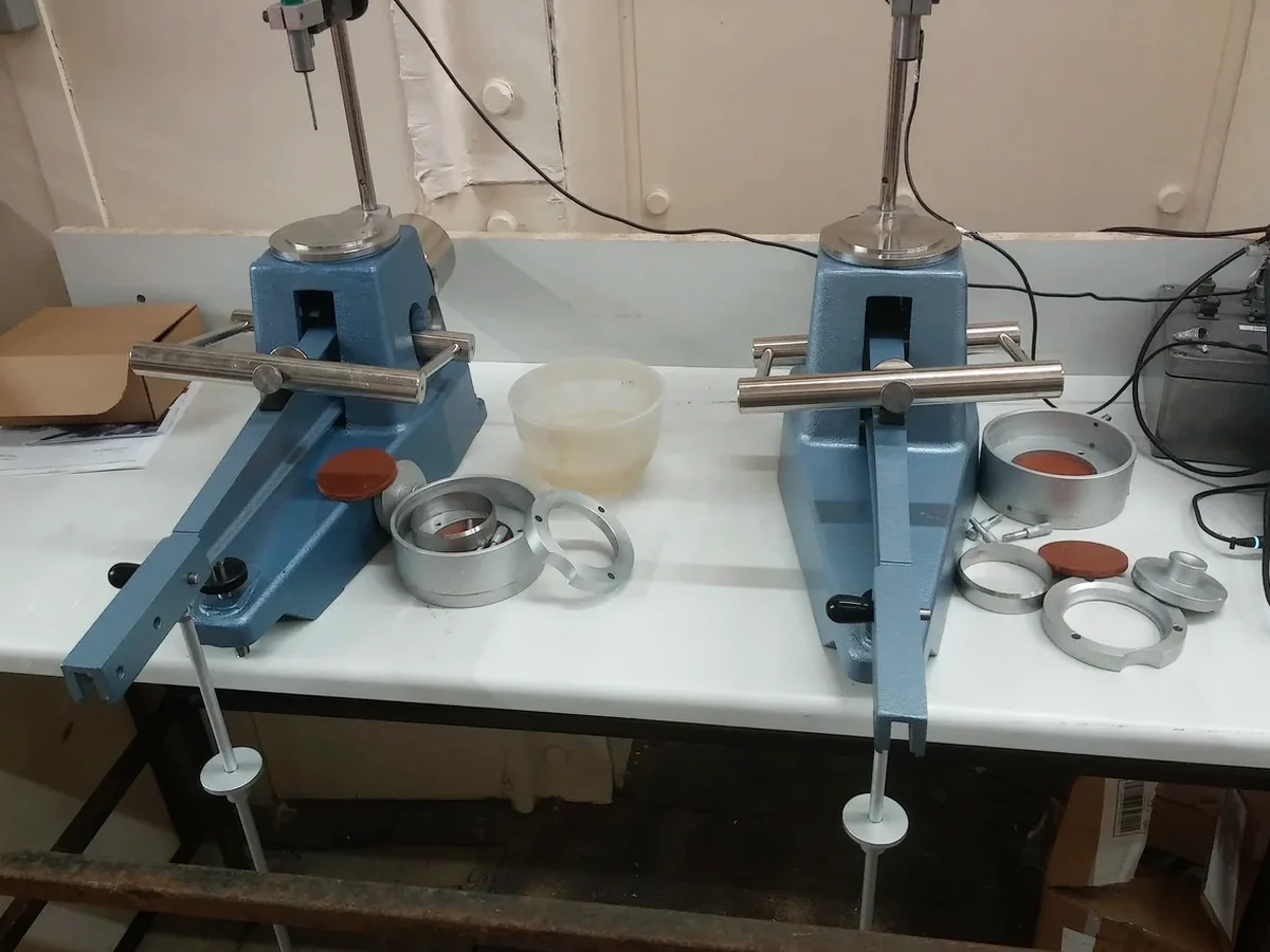 Límites de Atterberg en Linares: Plasticidad del Suelo para Obras Seguras